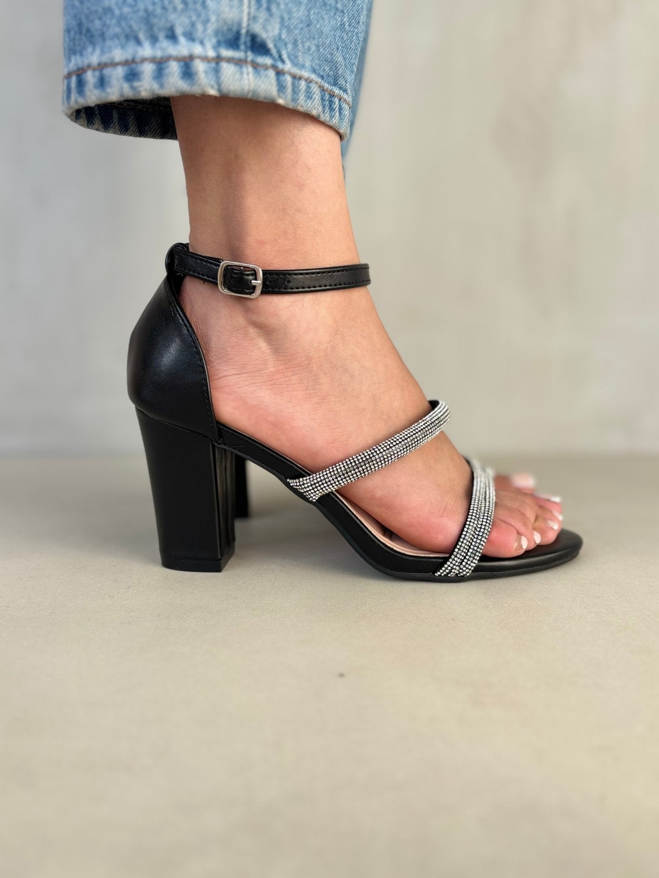 Sandalias Negras Brillos 14331 Triple Correa con Hebilla Eventos de mujer Zoé Brand Costa Rica
