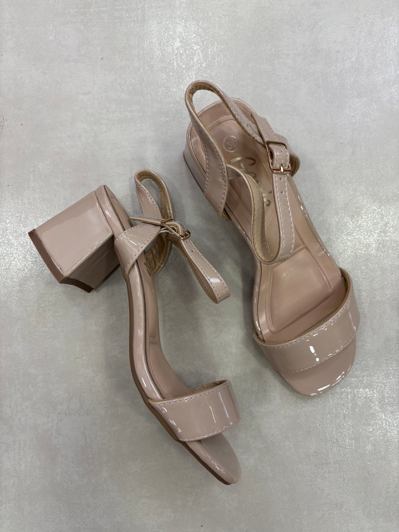 Sandalias Beige Charol 14333 Doble Correa con Hebilla Casual de mujer Zoé Brand Costa Rica