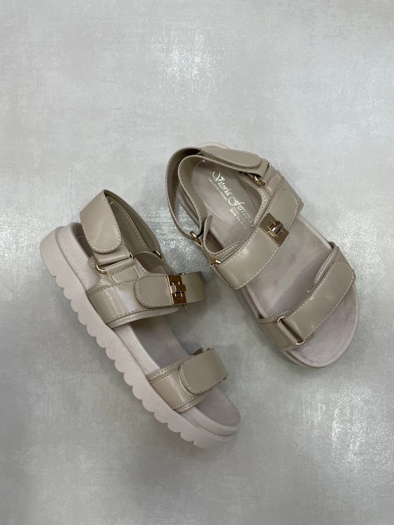 Sandalias Beige 14416 Triple Correa con Hebillas Velcro Casual Zoé Brand Costa Rica