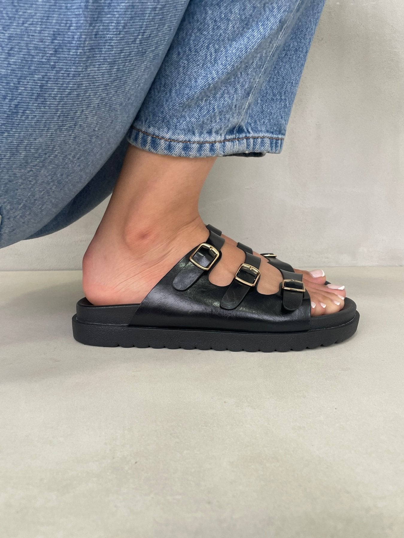 Sandalias Negro 14420 Triple Correa con Hebillas Slip On Casual Zoé Brand Costa Rica