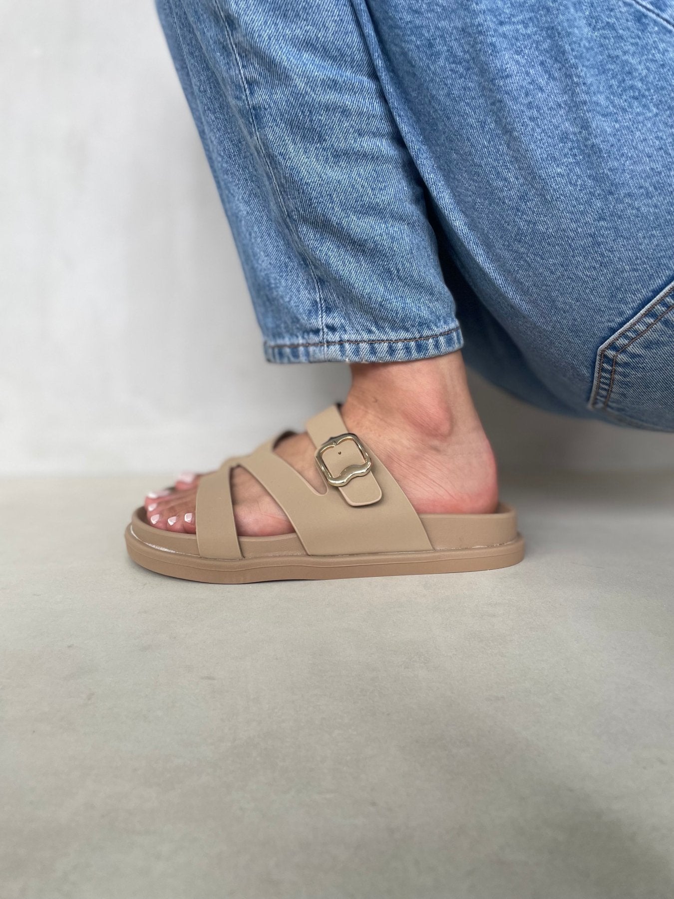 Sandalias Beige 14475 Triple Correa Hebilla Slip On Casual Zoé Brand Costa Rica