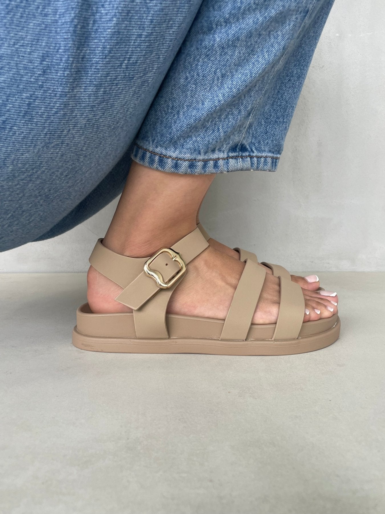 Sandalias Beige 14479 Triple Correa Hebilla Slingback Casual de mujer Zoé Brand Costa Rica
