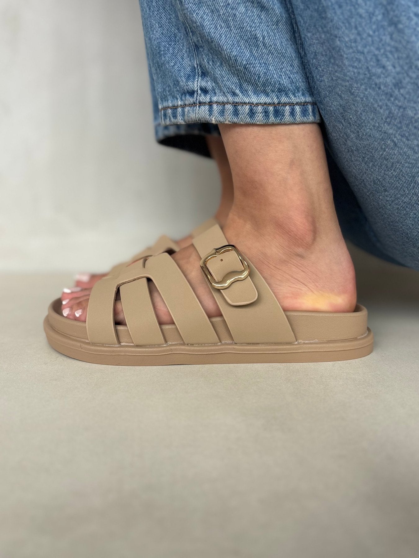 Sandalias Beige 14483 Correa Ajustable Hebilla Slip On Casual de mujer Zoé Brand Costa Rica