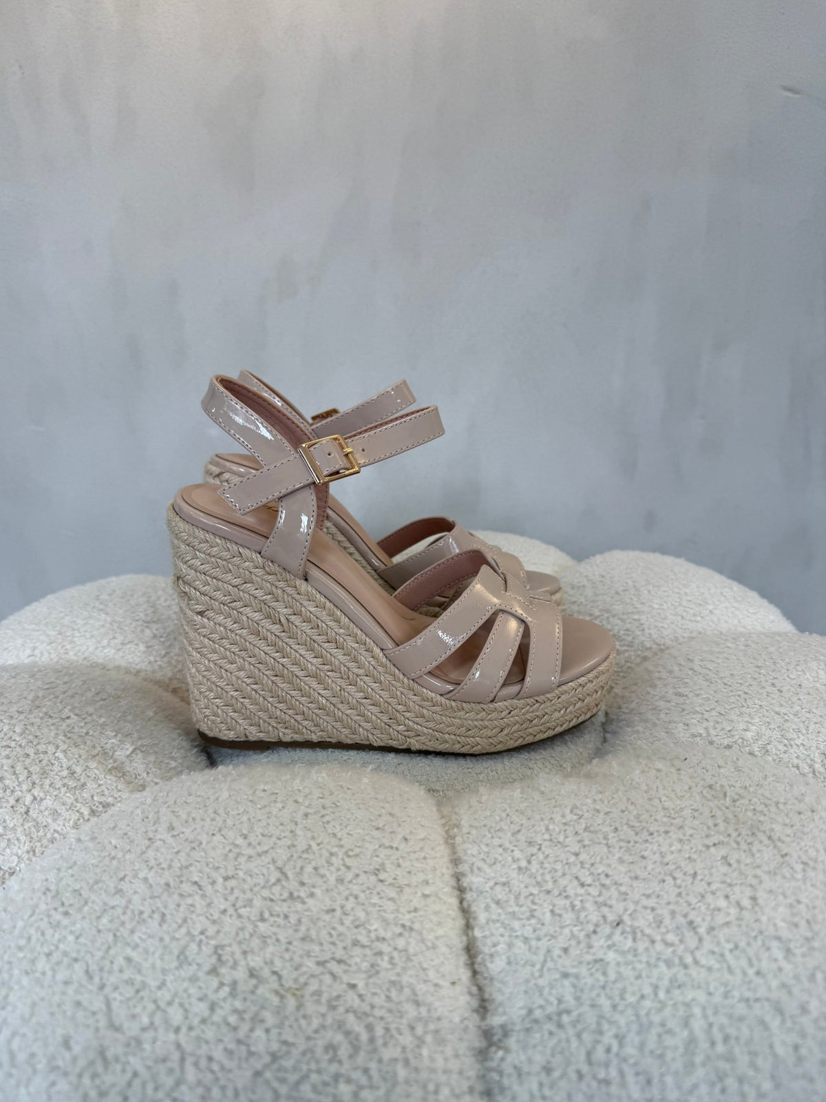 15136 Sandalias Beige Patent - ZOÉ BRAND
