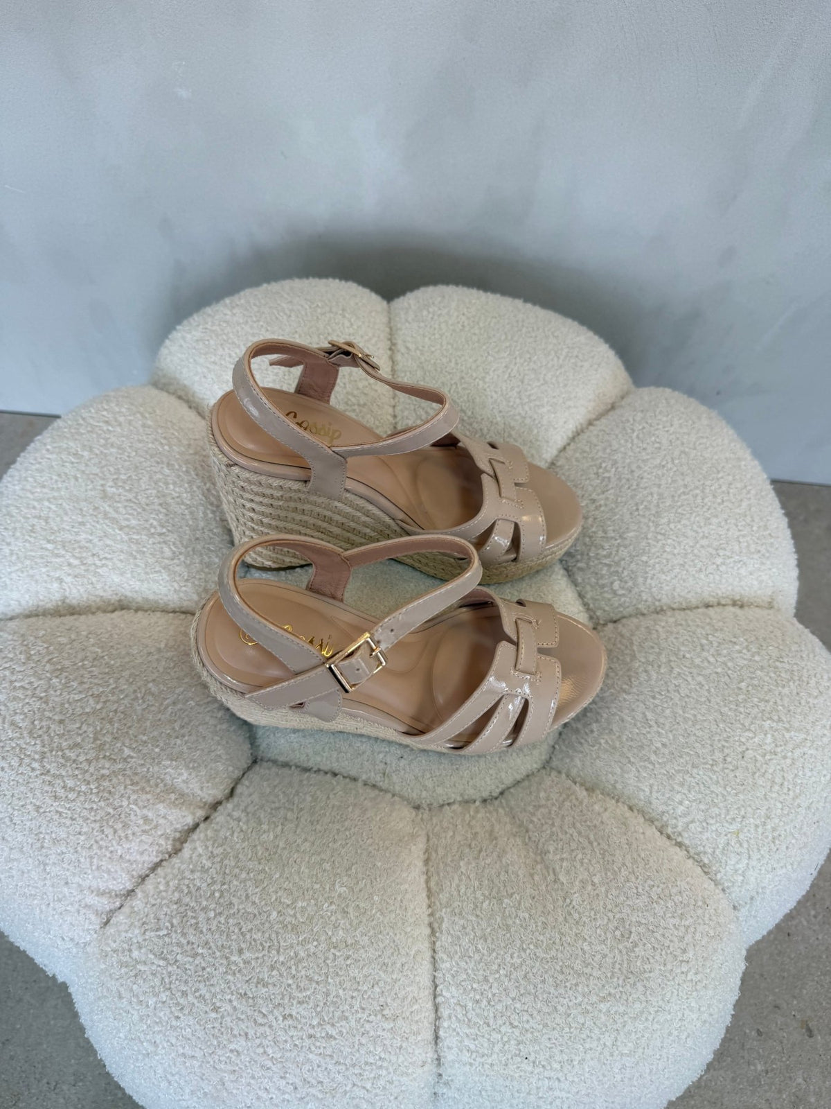 15136 Sandalias Beige Patent - ZOÉ BRAND