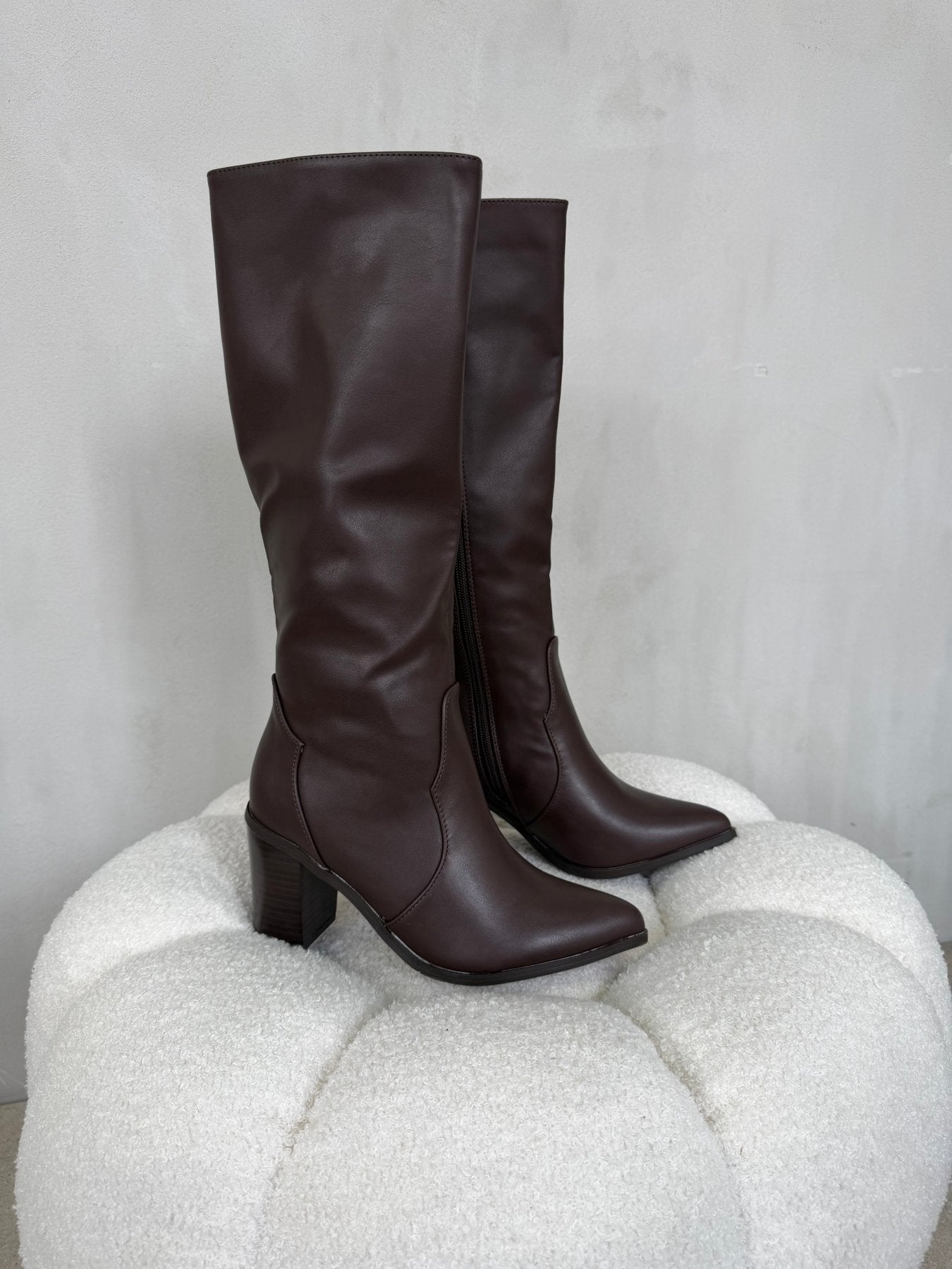Botas Café Oscuro 14976 Tacón Bloque Ejecutivo Zoé Brand Costa Rica