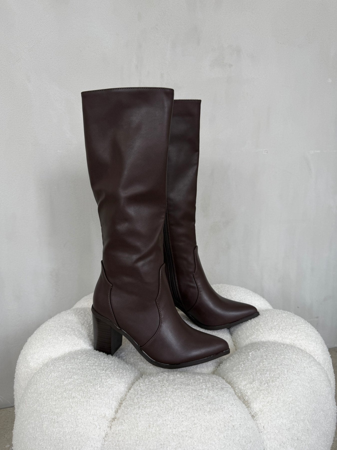 Botas Café Oscuro 14976 Tacón Bloque Ejecutivo Zoé Brand Costa Rica