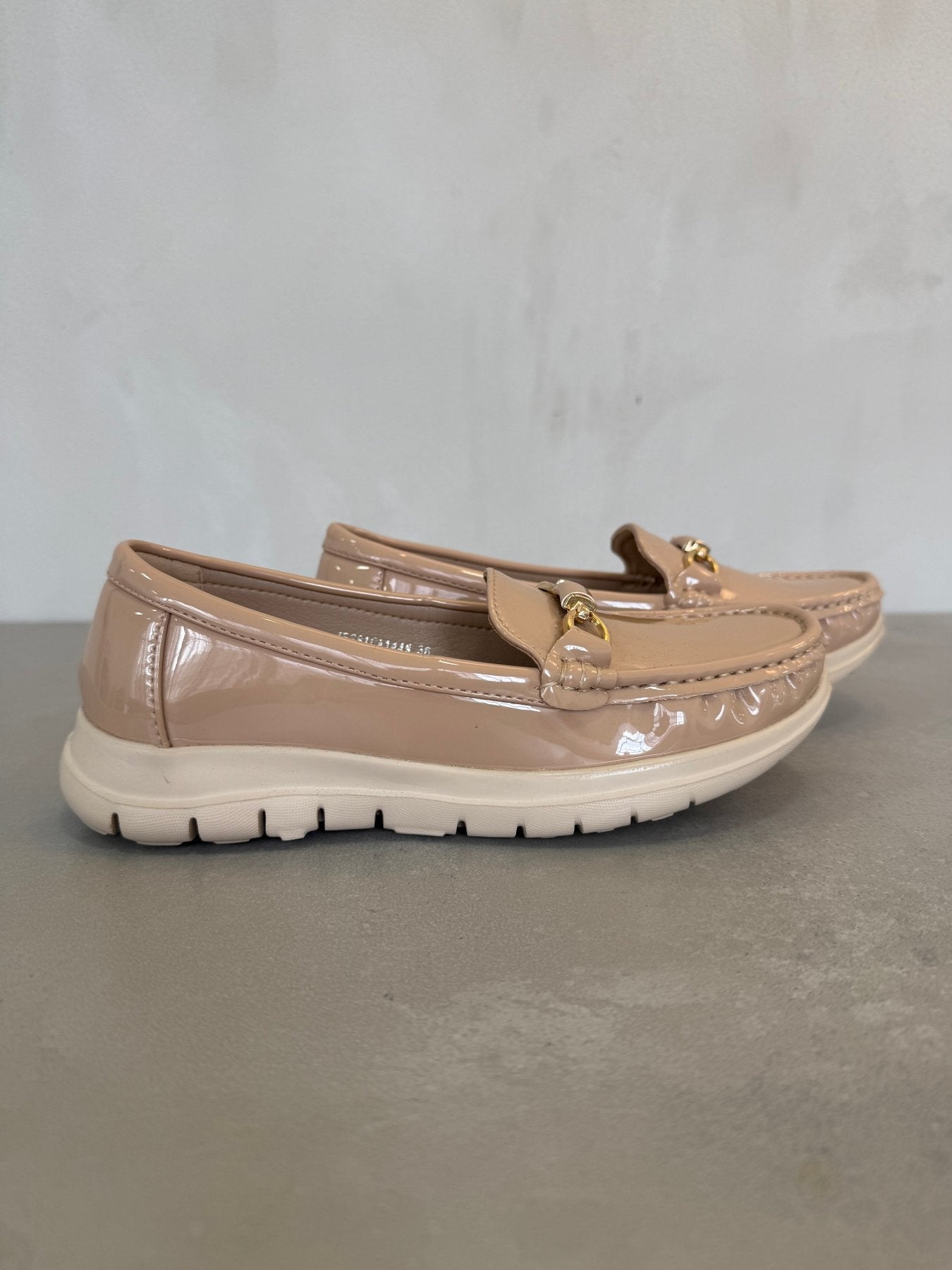 Mocasines Beige Charol 14566 Slip On Casual de mujer Zoé Brand Costa Rica