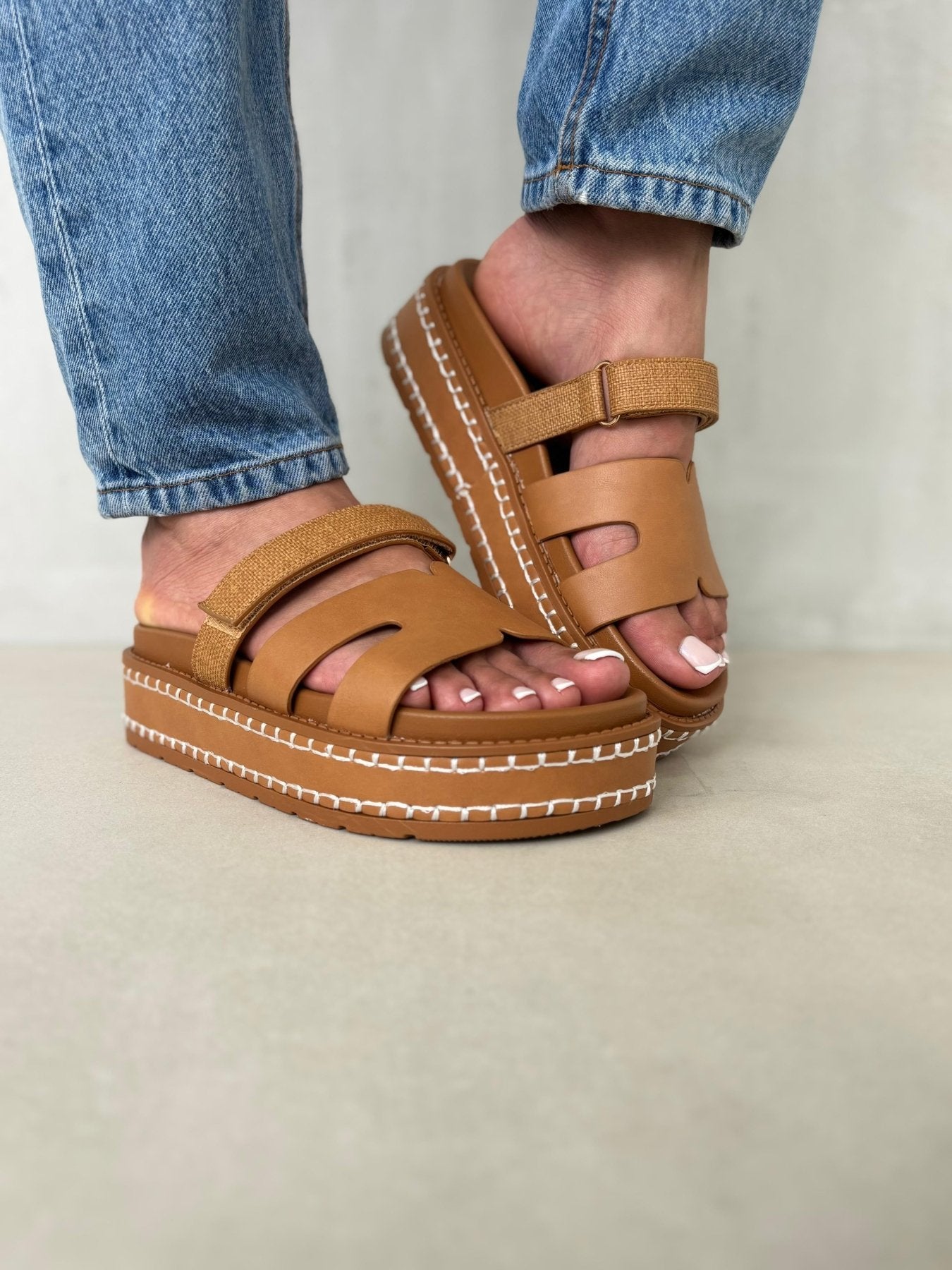 Sandalias Camel Plataforma 14345 Correa con Hebilla Velcro Casual de mujer Zoé Brand Costa Rica
