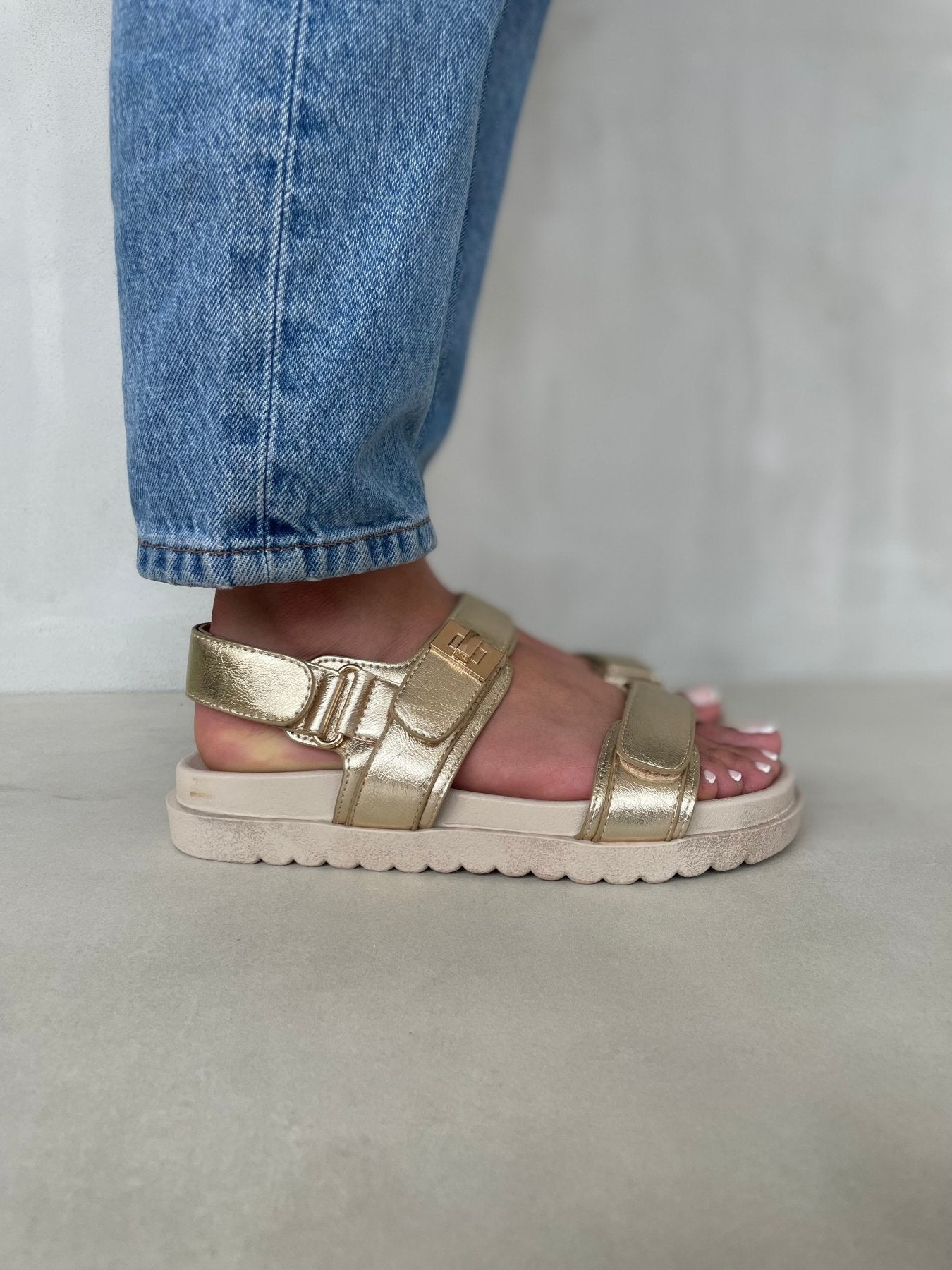Sandalias Dorado 14418 Triple Correa con Hebillas Velcro Casual Zoé Brand Costa Rica