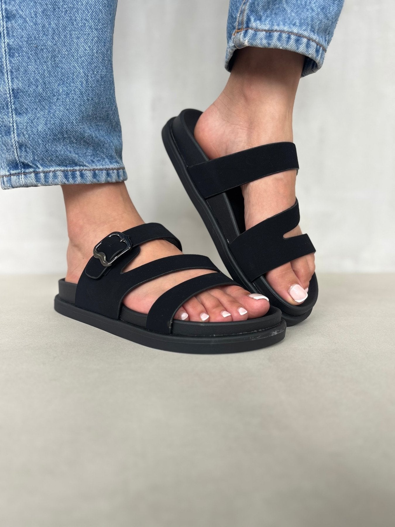 Sandalias Negro 14472 Triple Correa Hebilla Slip On Casual Zoé Brand Costa Rica
