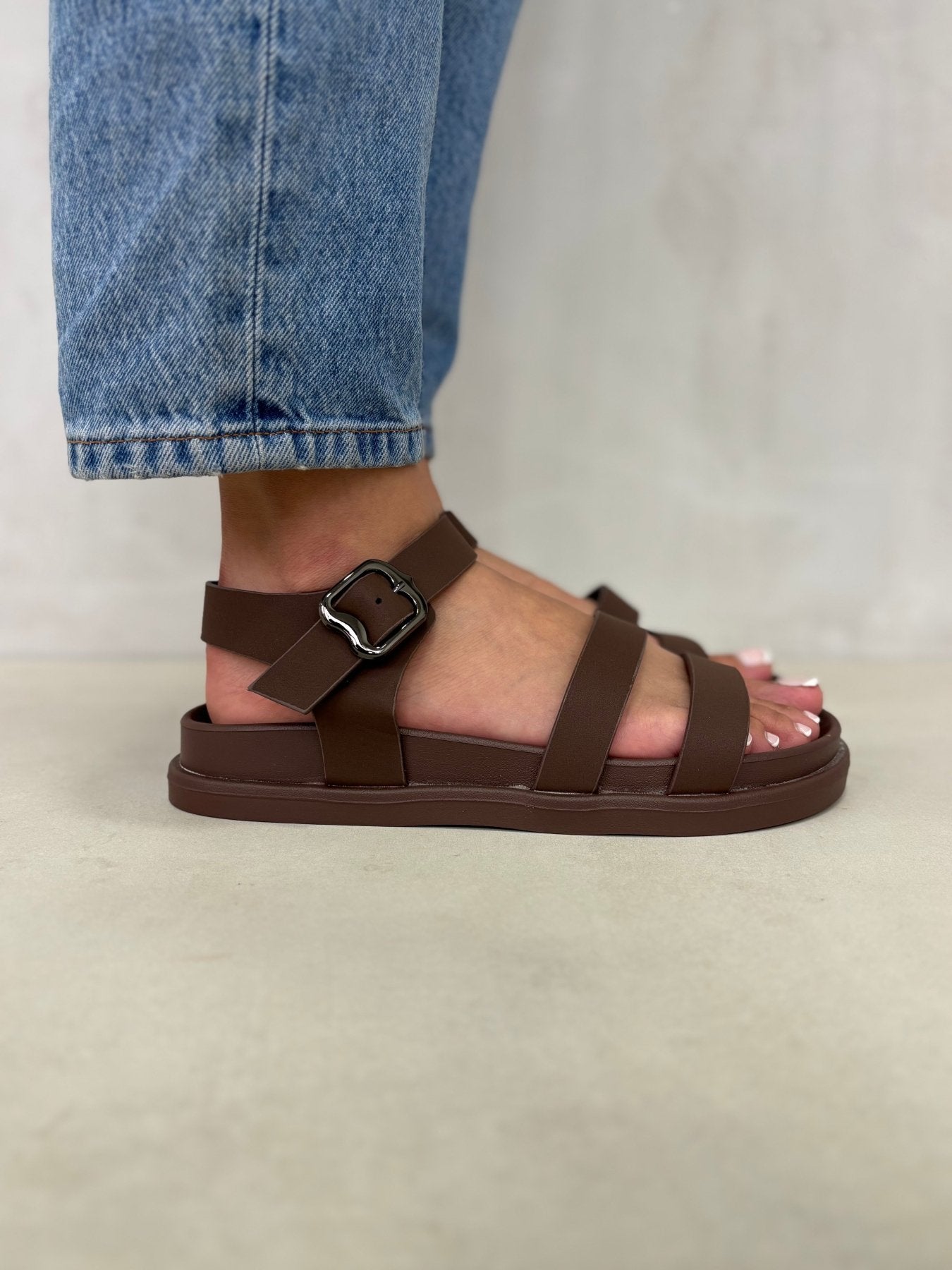 Sandalias Café 14477 Triple Correa Hebilla Slingback Casual Zoé Brand Costa Rica