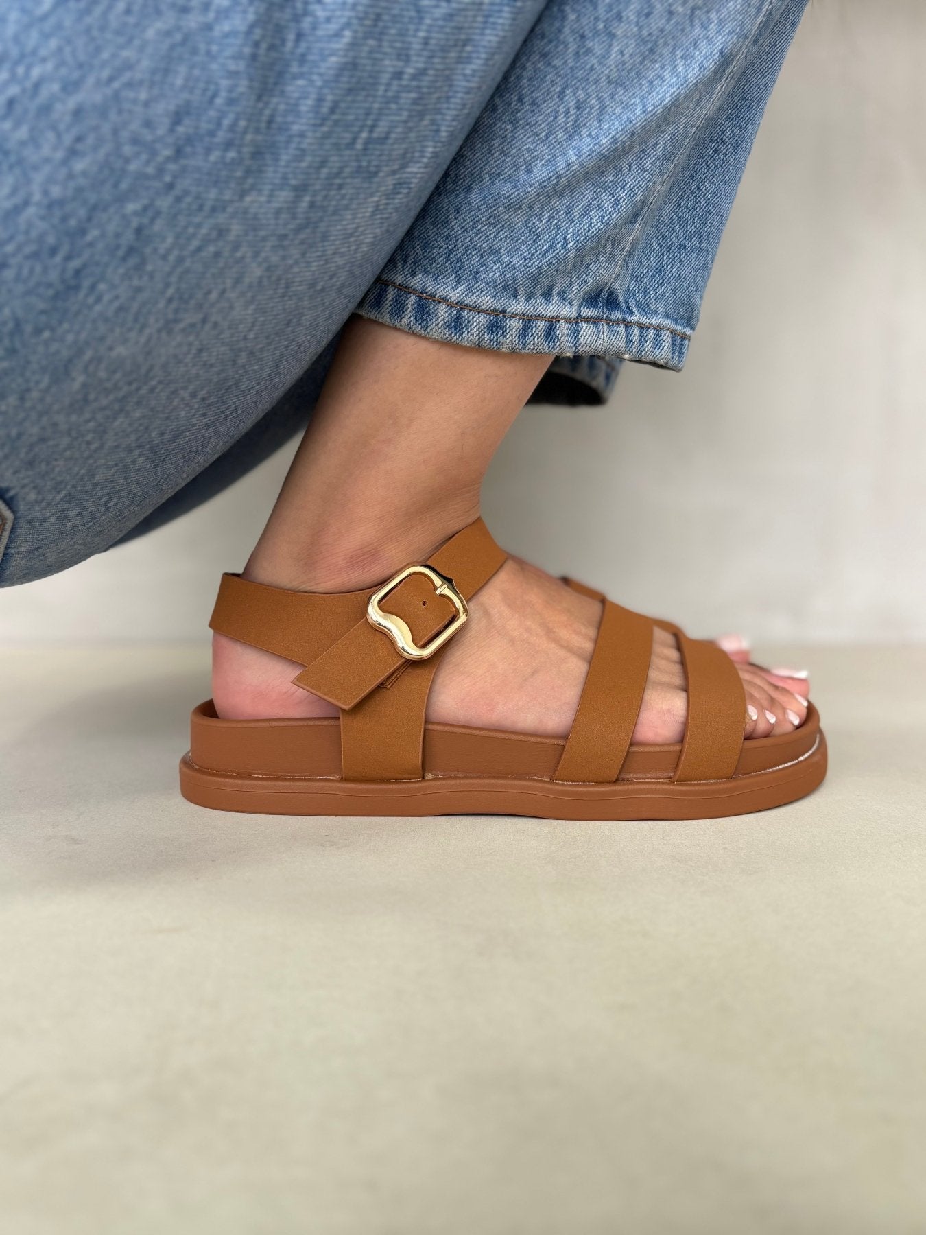 Sandalias Camel 14478 Triple Correa Hebilla Slingback Casual Zoé Brand Costa Rica