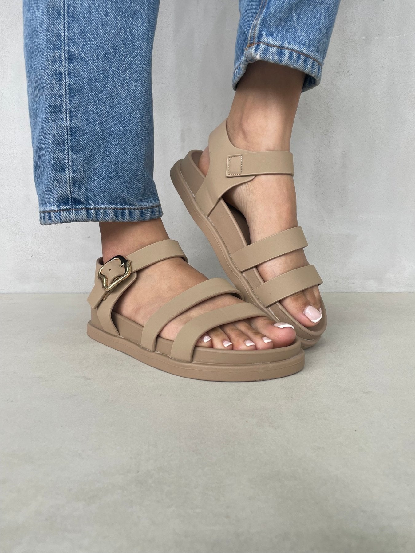 Sandalias Beige 14479 Triple Correa Hebilla Slingback Casual de mujer Zoé Brand Costa Rica