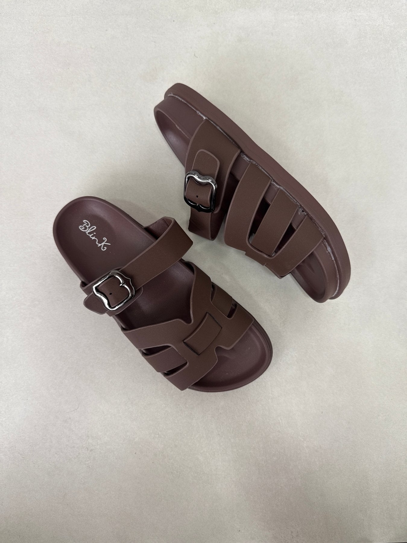 Sandalias Café 14481 Correa Ajustable Hebilla Slip On Casual de mujer Zoé Brand Costa Rica