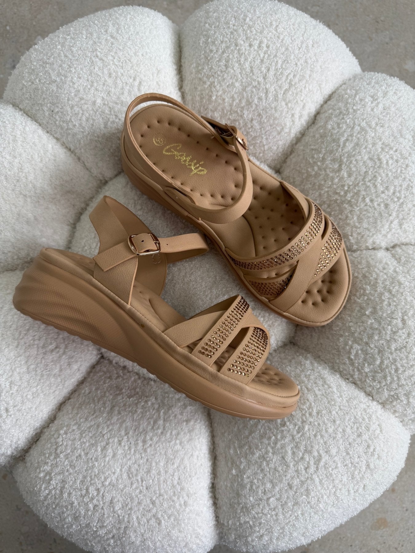 Sandalias Beige Brillos Cuña 14832 Hebilla Casual de mujer Zoé Brand Costa Rica