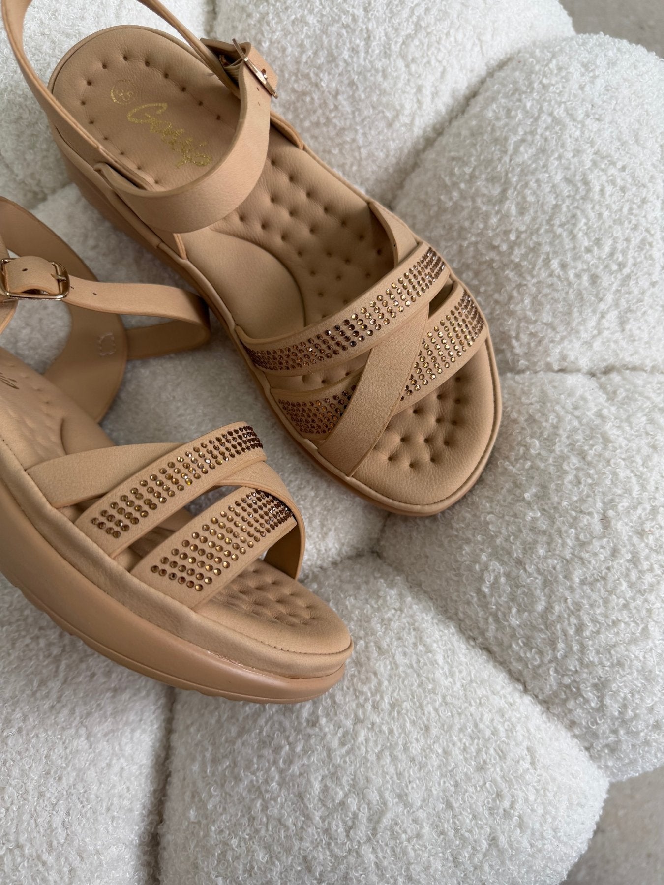 Sandalias Beige Brillos Cuña 14832 Hebilla Casual de mujer Zoé Brand Costa Rica