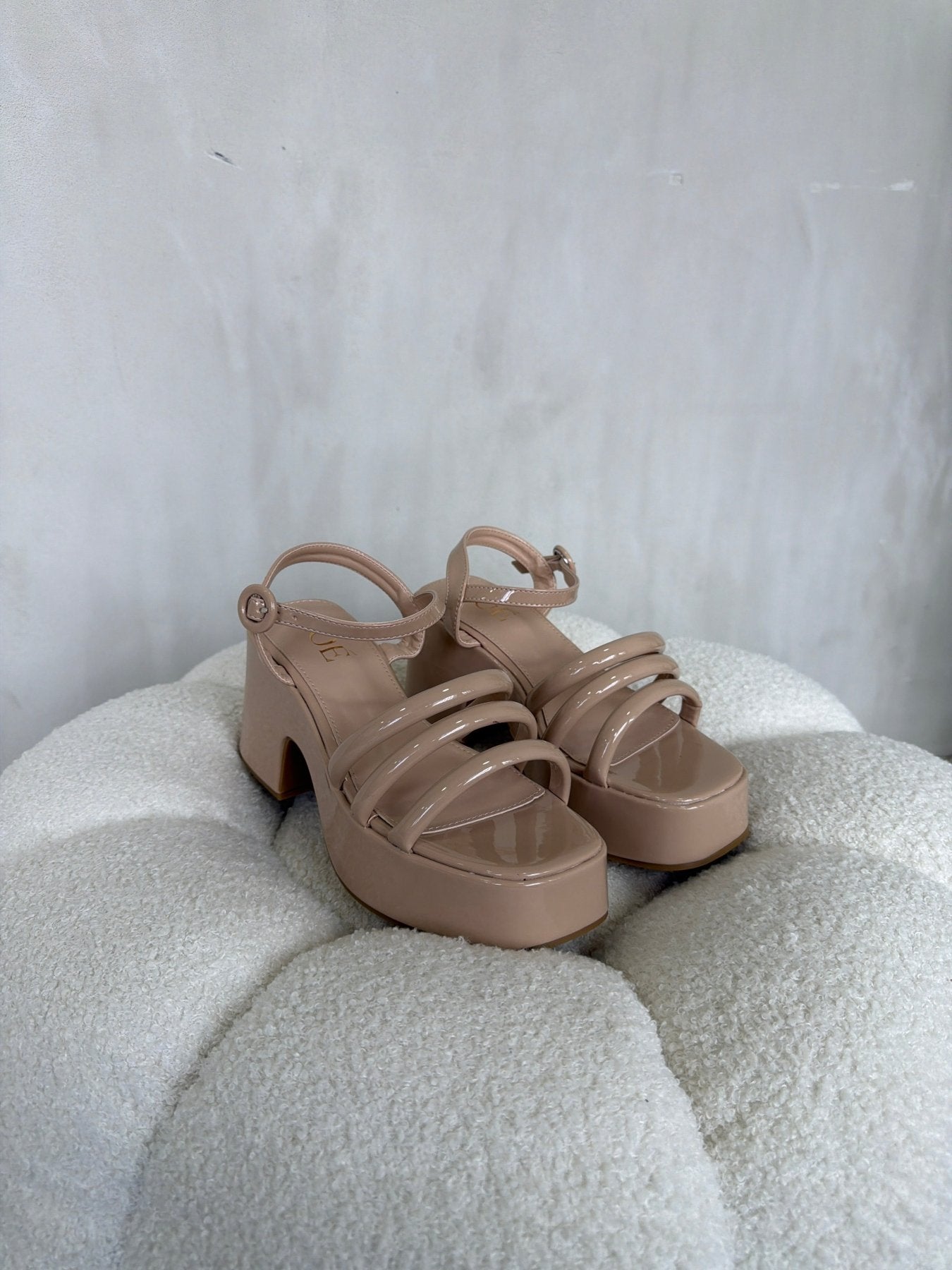 Sandalias Beige Charol Plataforma 14910 Ejecutivo de mujer Zoé Brand Costa Rica