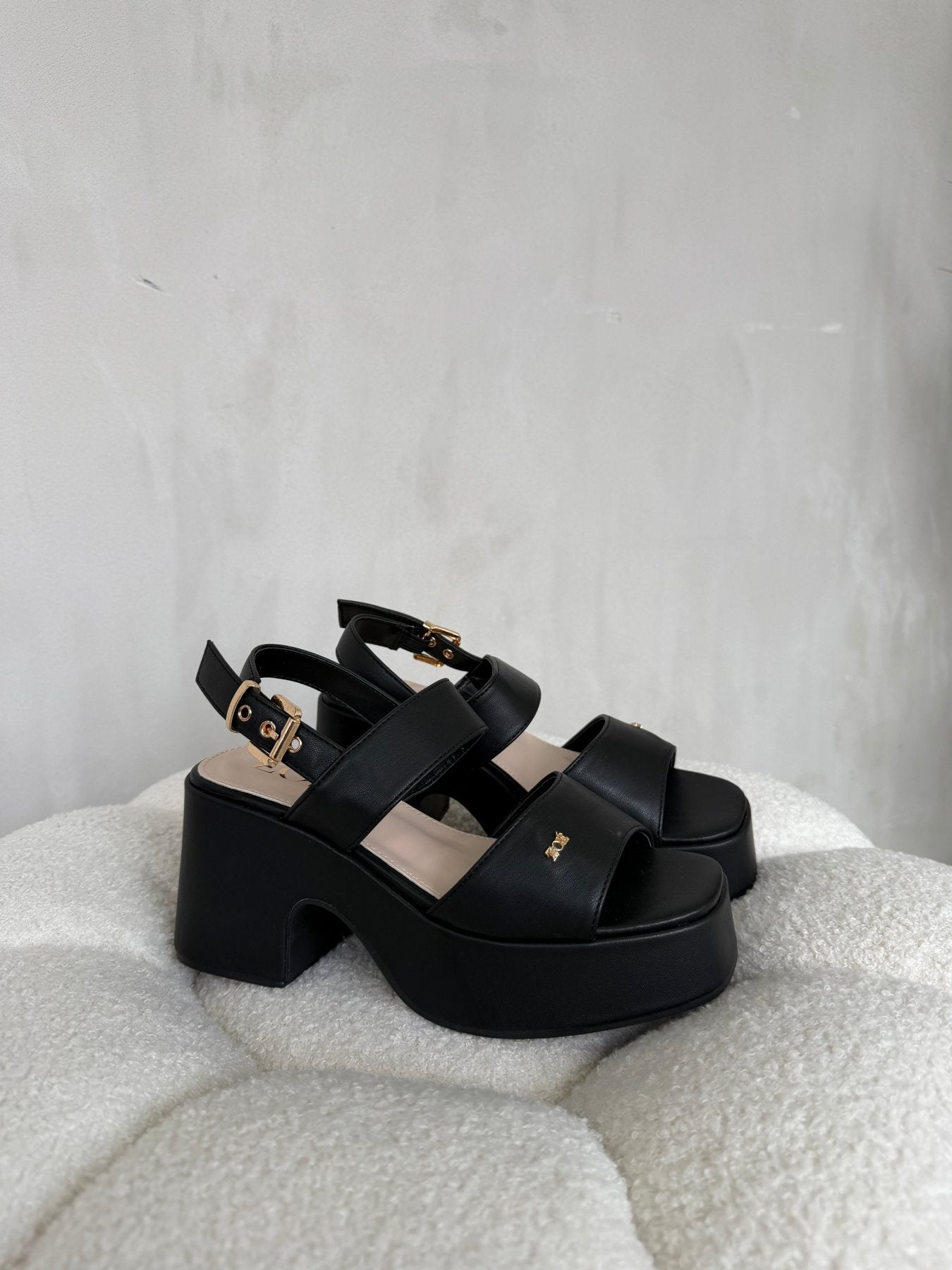 Sandalias Negro Plataforma 14913 Hebilla Ejecutivo de mujer Zoé Brand Costa Rica