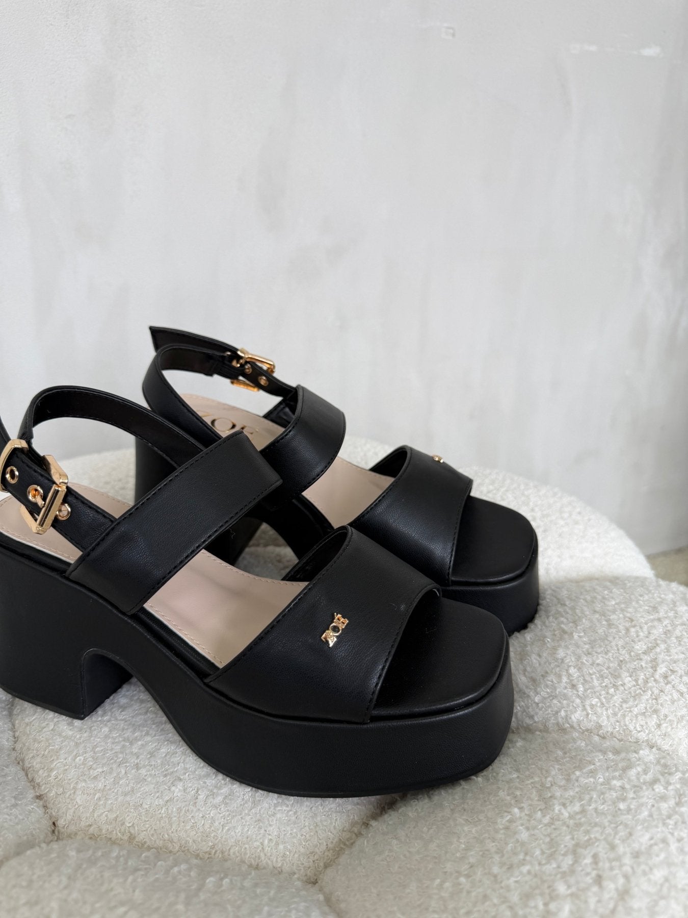 Sandalias Negro Plataforma 14913 Hebilla Ejecutivo de mujer Zoé Brand Costa Rica