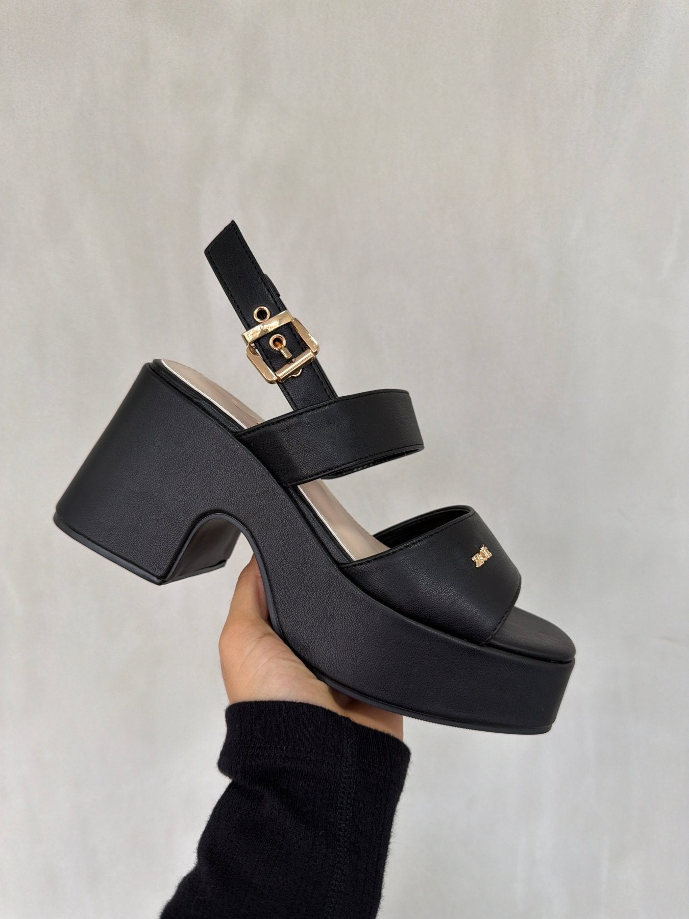 Sandalias Negro Plataforma 14913 Hebilla Ejecutivo de mujer Zoé Brand Costa Rica