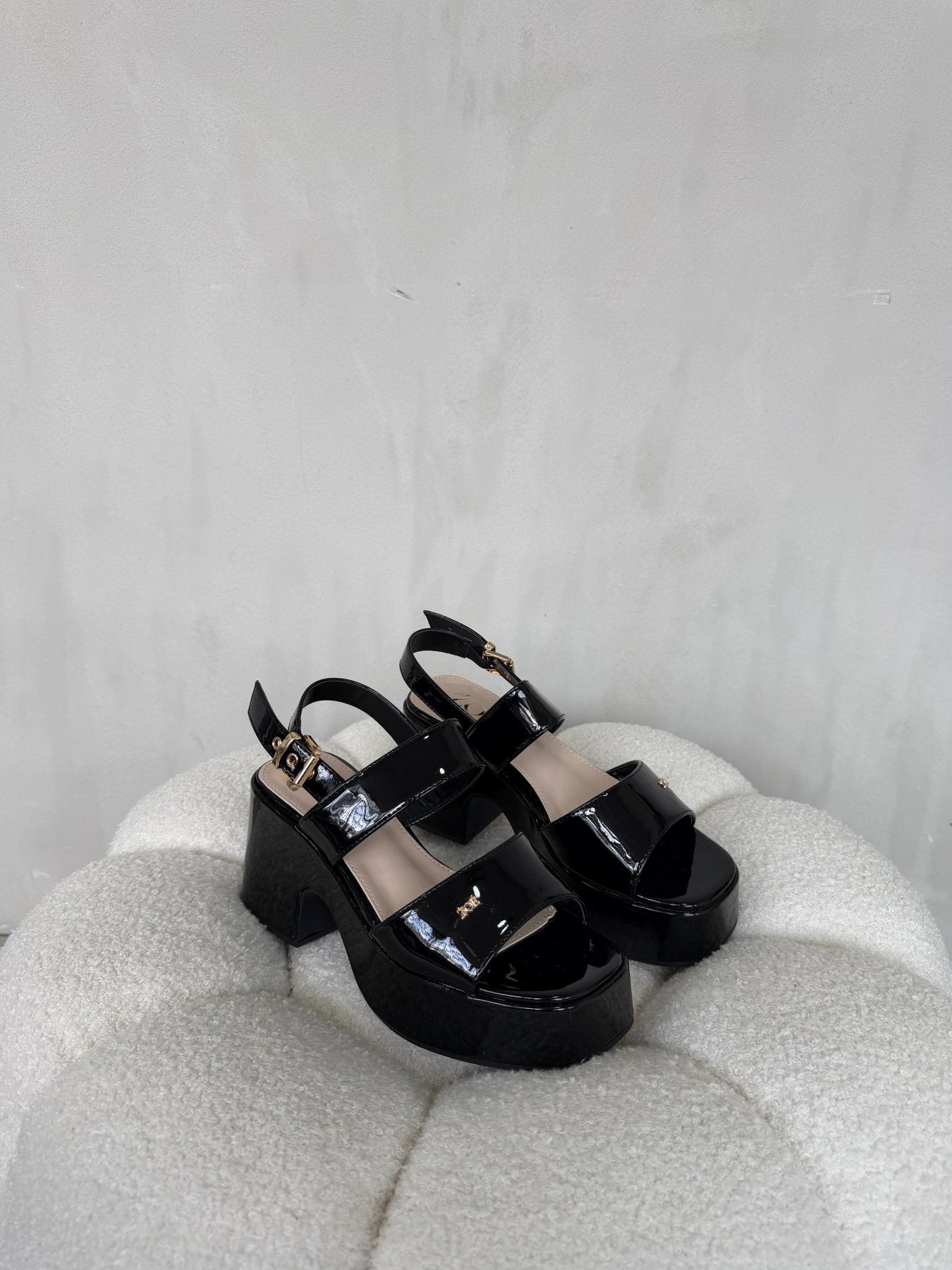 Sandalias Negro Charol Plataforma 14914 Ejecutivo de mujer Zoé Brand Costa Rica