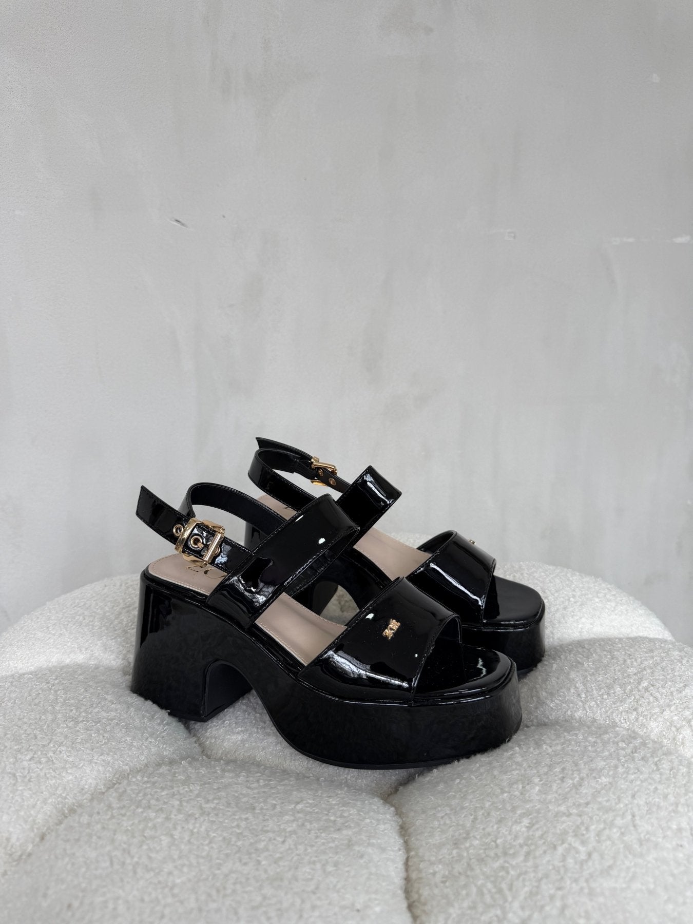 Sandalias Negro Charol Plataforma 14914 Ejecutivo de mujer Zoé Brand Costa Rica
