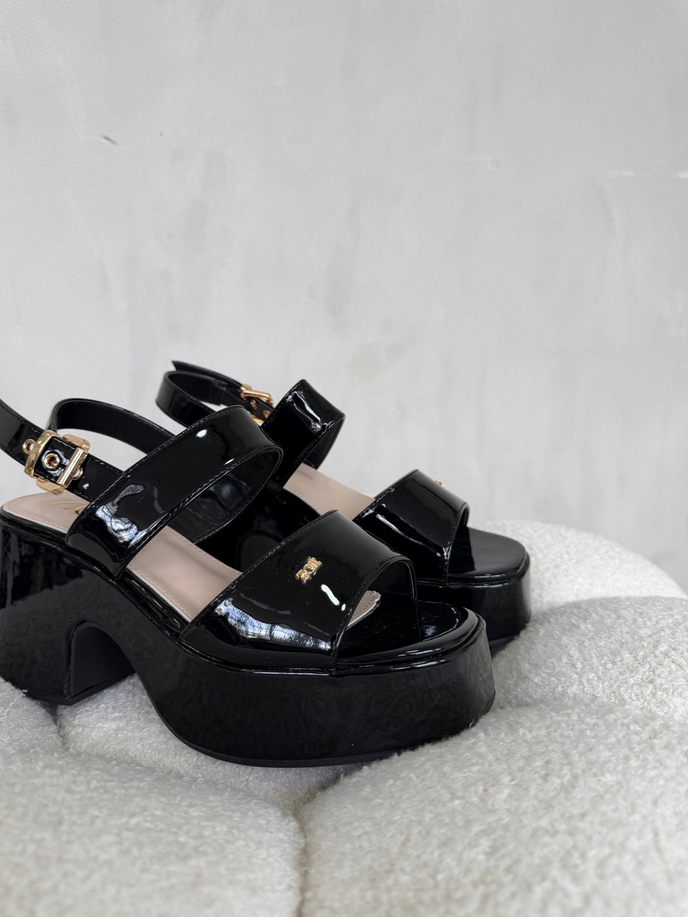 Sandalias Negro Charol Plataforma 14914 Ejecutivo de mujer Zoé Brand Costa Rica