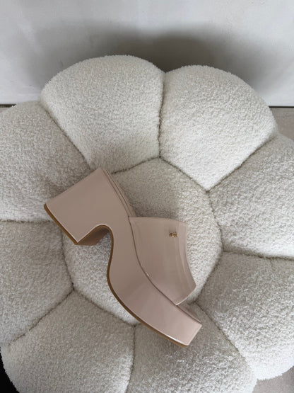 Sandalias Beige Charol Plataforma 14916 Ejecutivo de mujer Zoé Brand Costa Rica