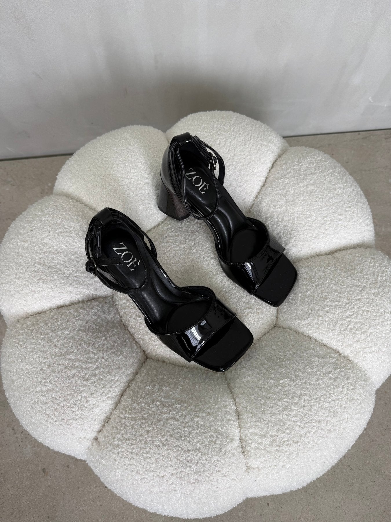 Tacones Negro Charol 14992 con Hebilla de mujer Zoé Brand Costa Rica