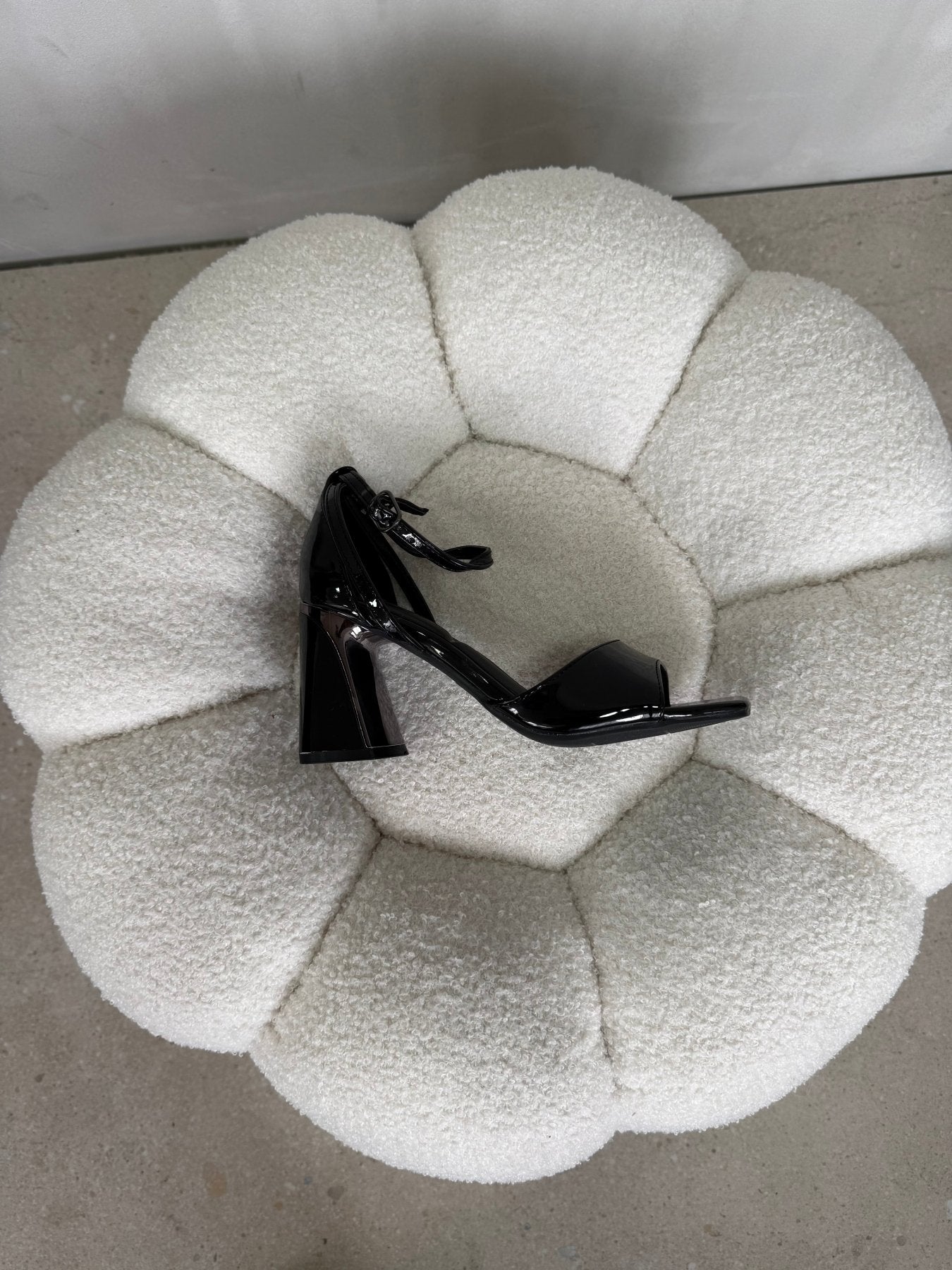 Tacones Negro Charol 14992 con Hebilla de mujer Zoé Brand Costa Rica