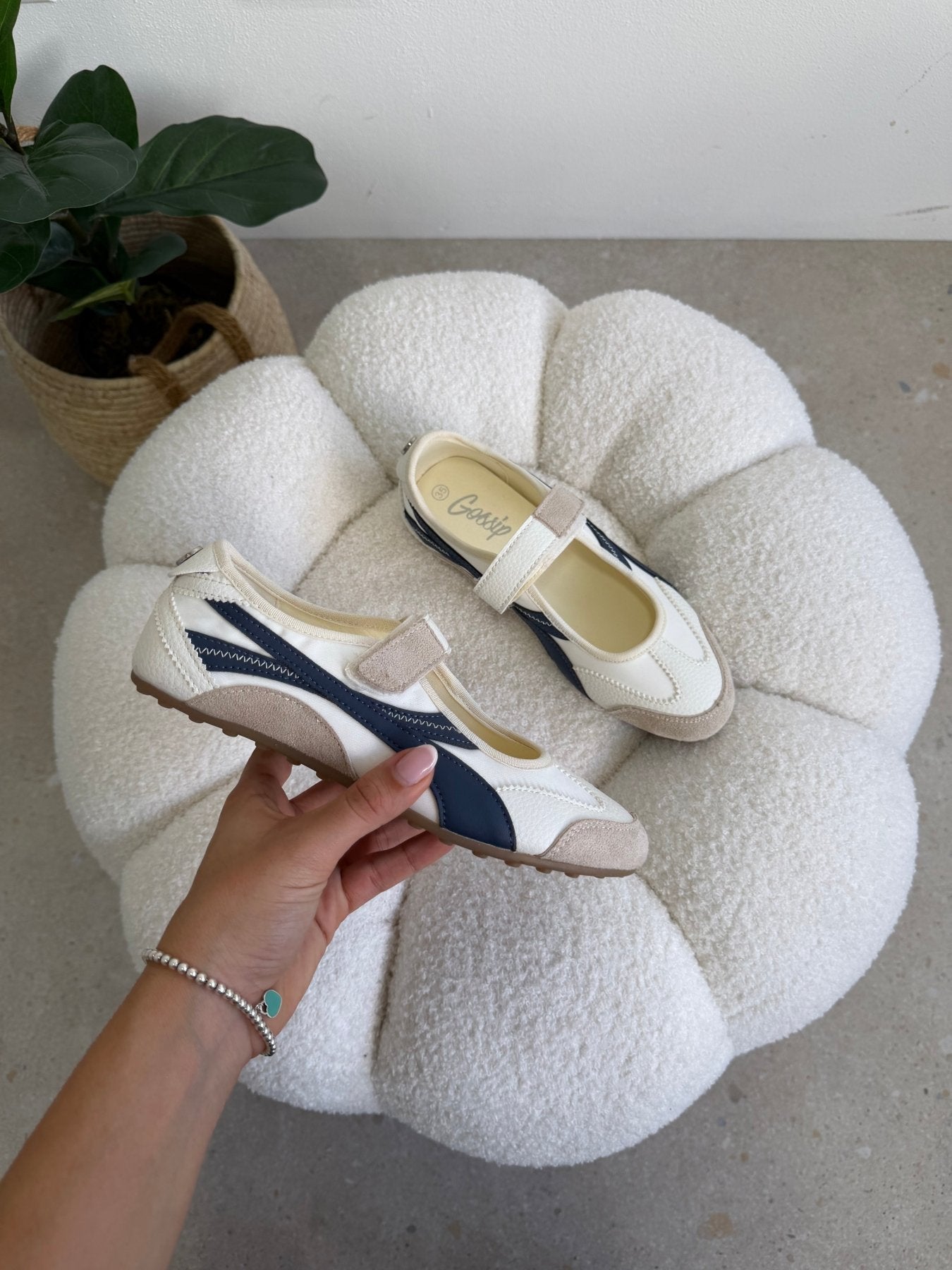 Tenis Blanco Azul Marino Gamuza 14819 Velcro Mary Jane Casual de mujer Zoé Brand Costa Rica