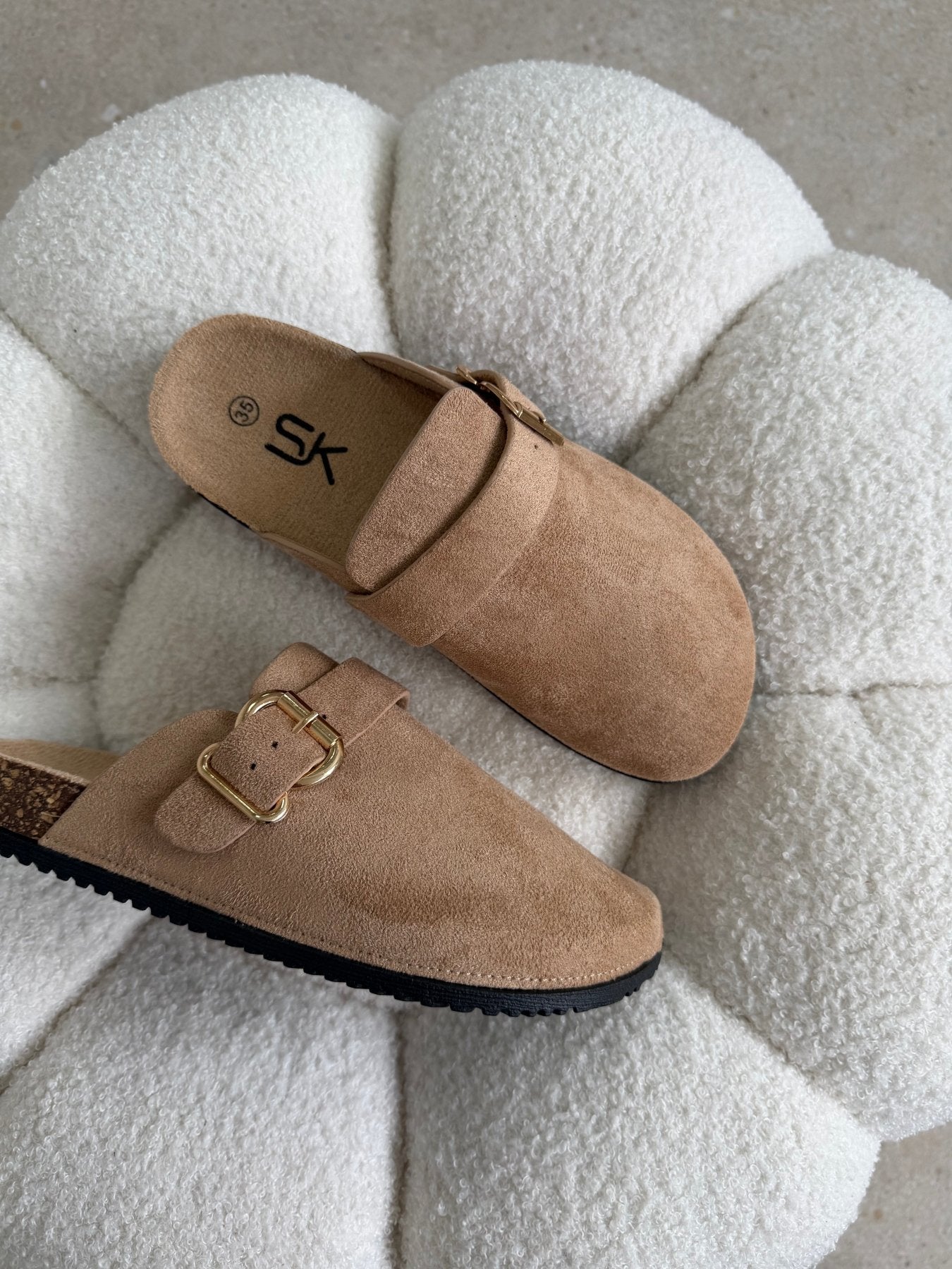 Zuecos Camel Gamuza 14857 Hebilla Casual de mujer Zoé Brand Costa Rica