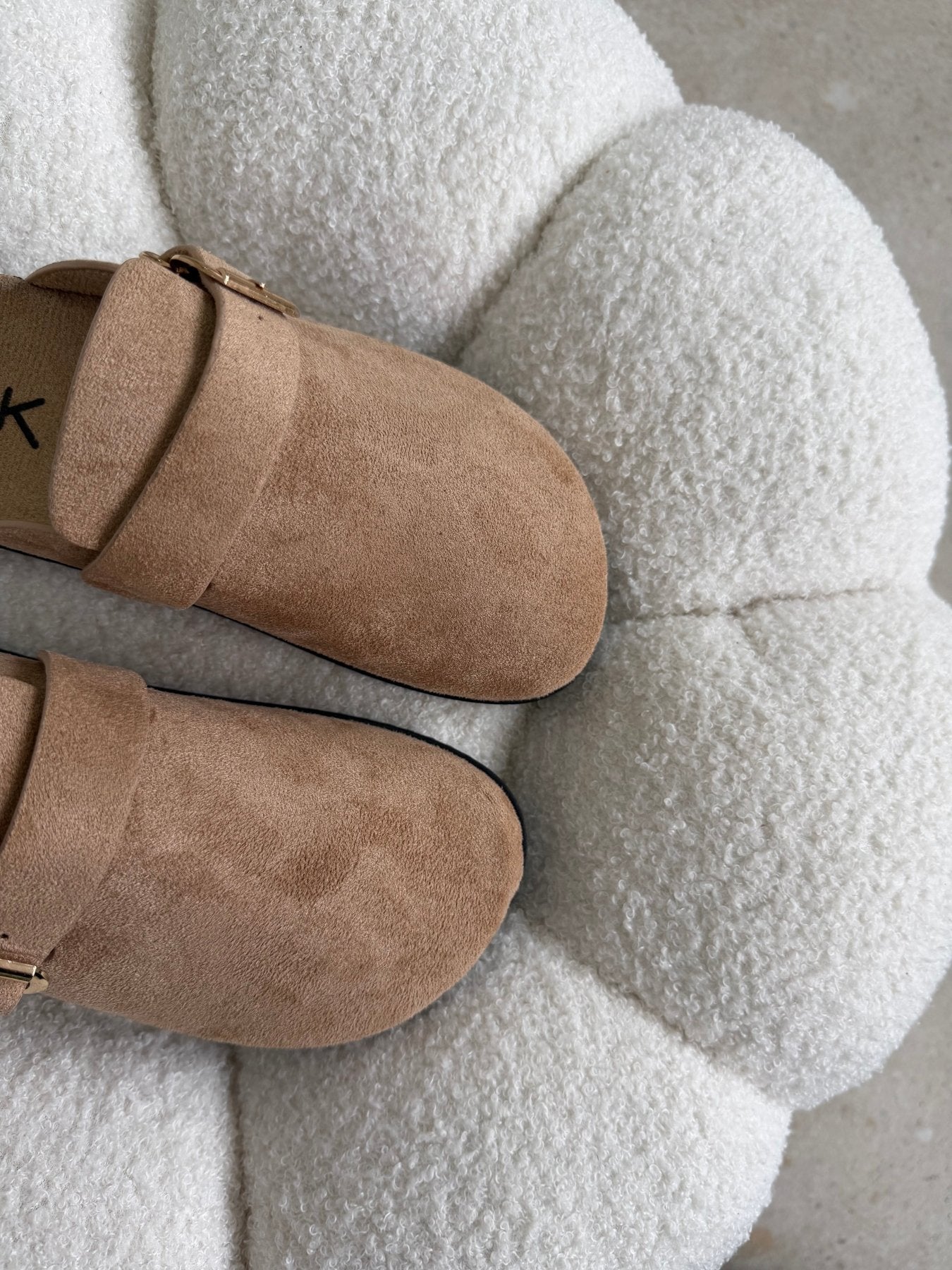 Zuecos Camel Gamuza 14857 Hebilla Casual de mujer Zoé Brand Costa Rica